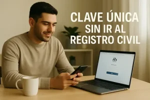 Persona usando un computador para obtener Clave Única online.